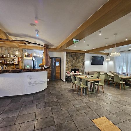 Casa Iustin Hotell Moroeni Exteriör bild