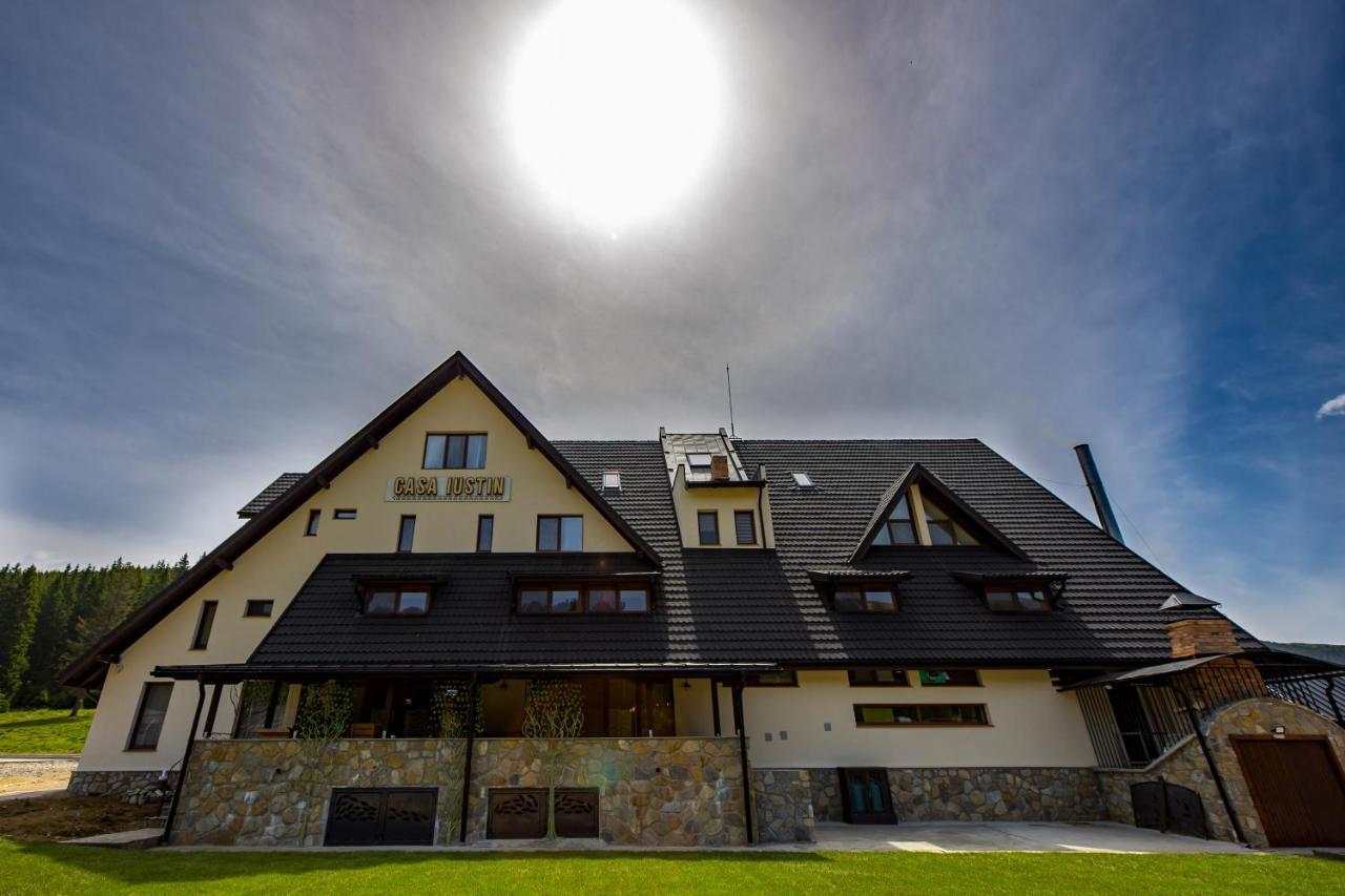 Casa Iustin Hotell Moroeni Exteriör bild