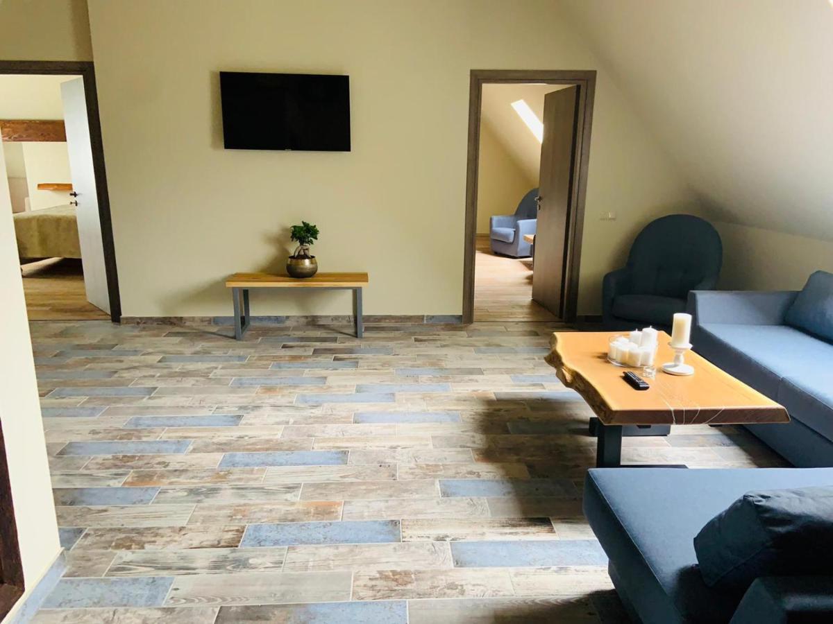 Casa Iustin Hotell Moroeni Exteriör bild