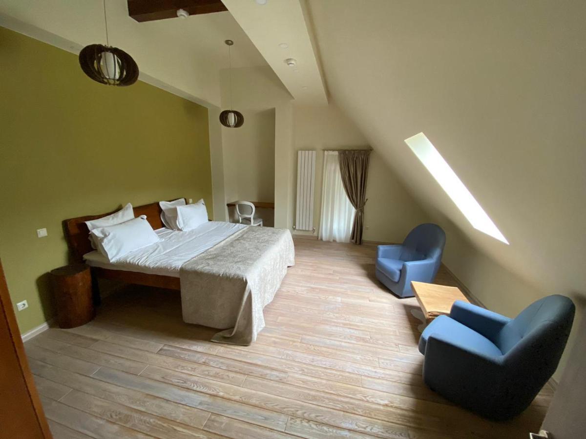 Casa Iustin Hotell Moroeni Exteriör bild