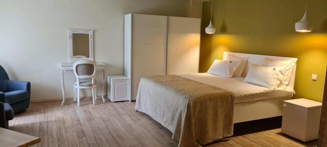 Casa Iustin Hotell Moroeni Exteriör bild