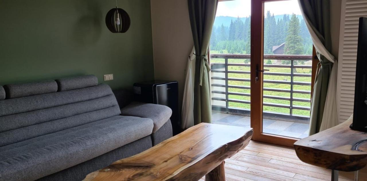 Casa Iustin Hotell Moroeni Exteriör bild