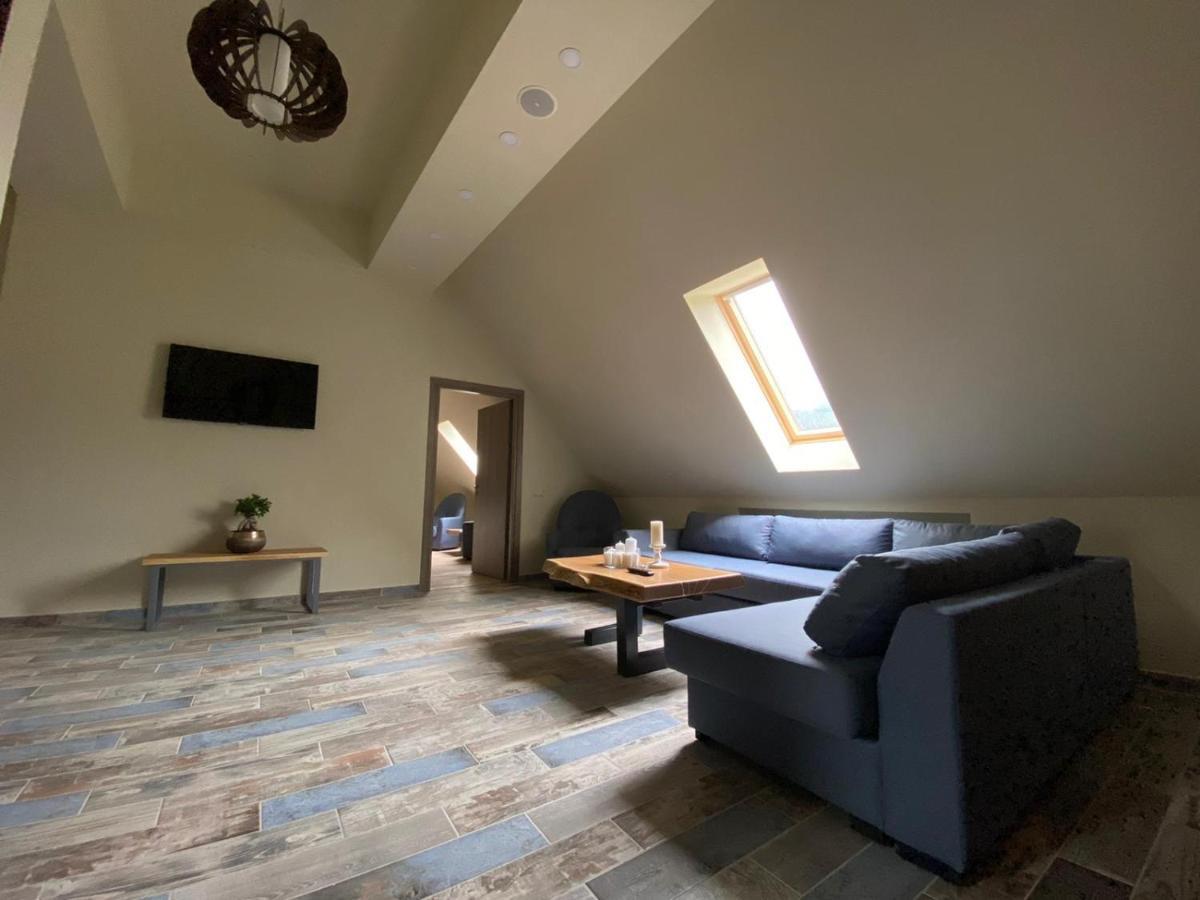 Casa Iustin Hotell Moroeni Exteriör bild