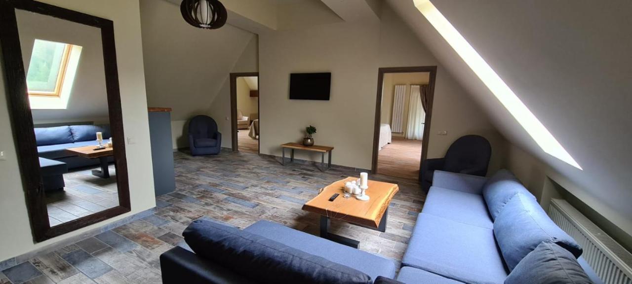 Casa Iustin Hotell Moroeni Exteriör bild