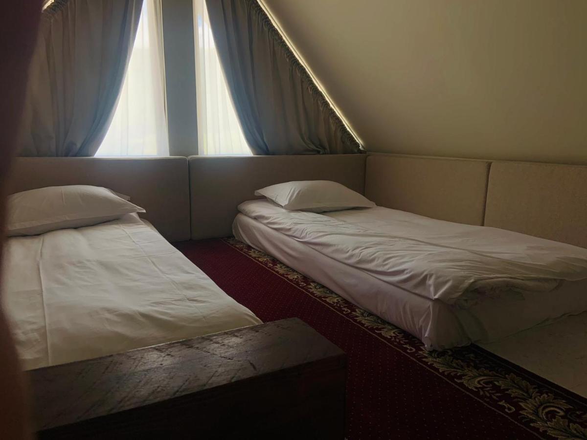 Casa Iustin Hotell Moroeni Exteriör bild