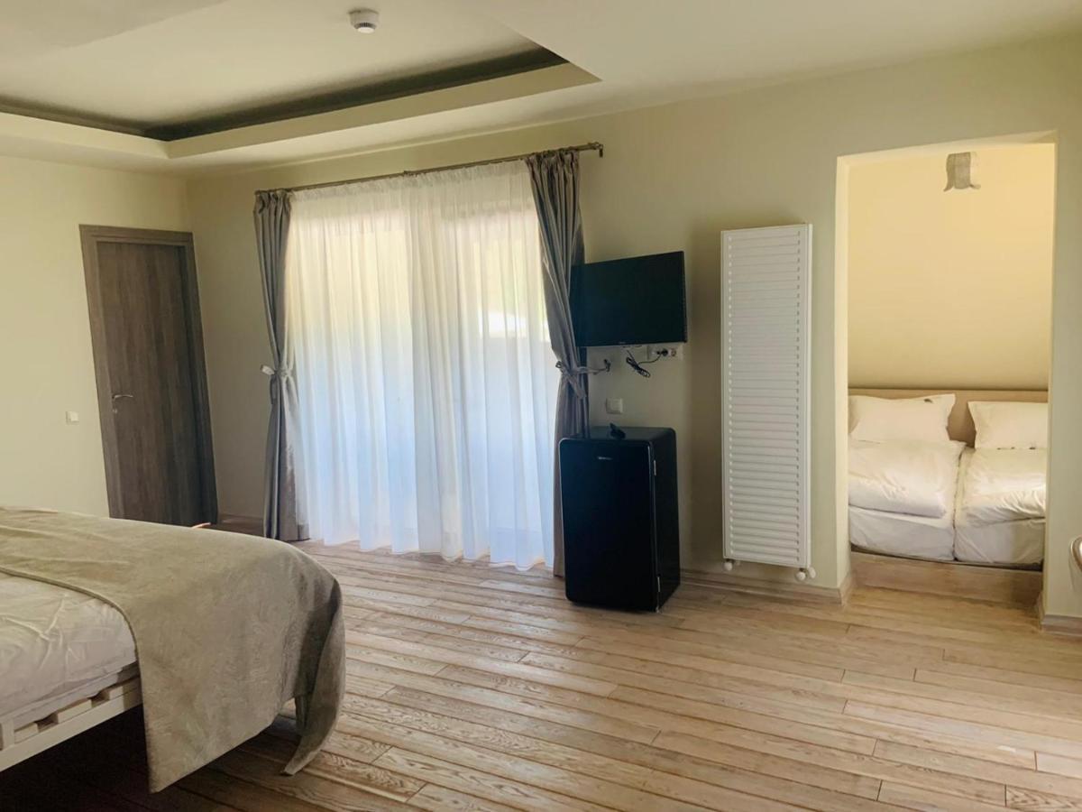 Casa Iustin Hotell Moroeni Exteriör bild