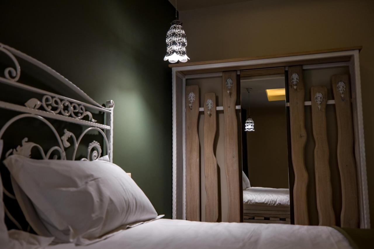 Casa Iustin Hotell Moroeni Exteriör bild