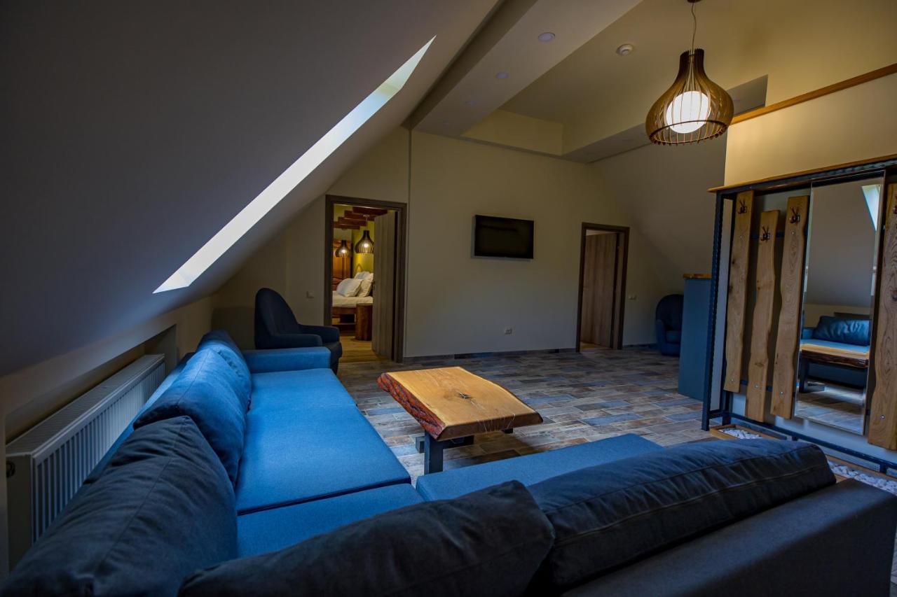 Casa Iustin Hotell Moroeni Exteriör bild