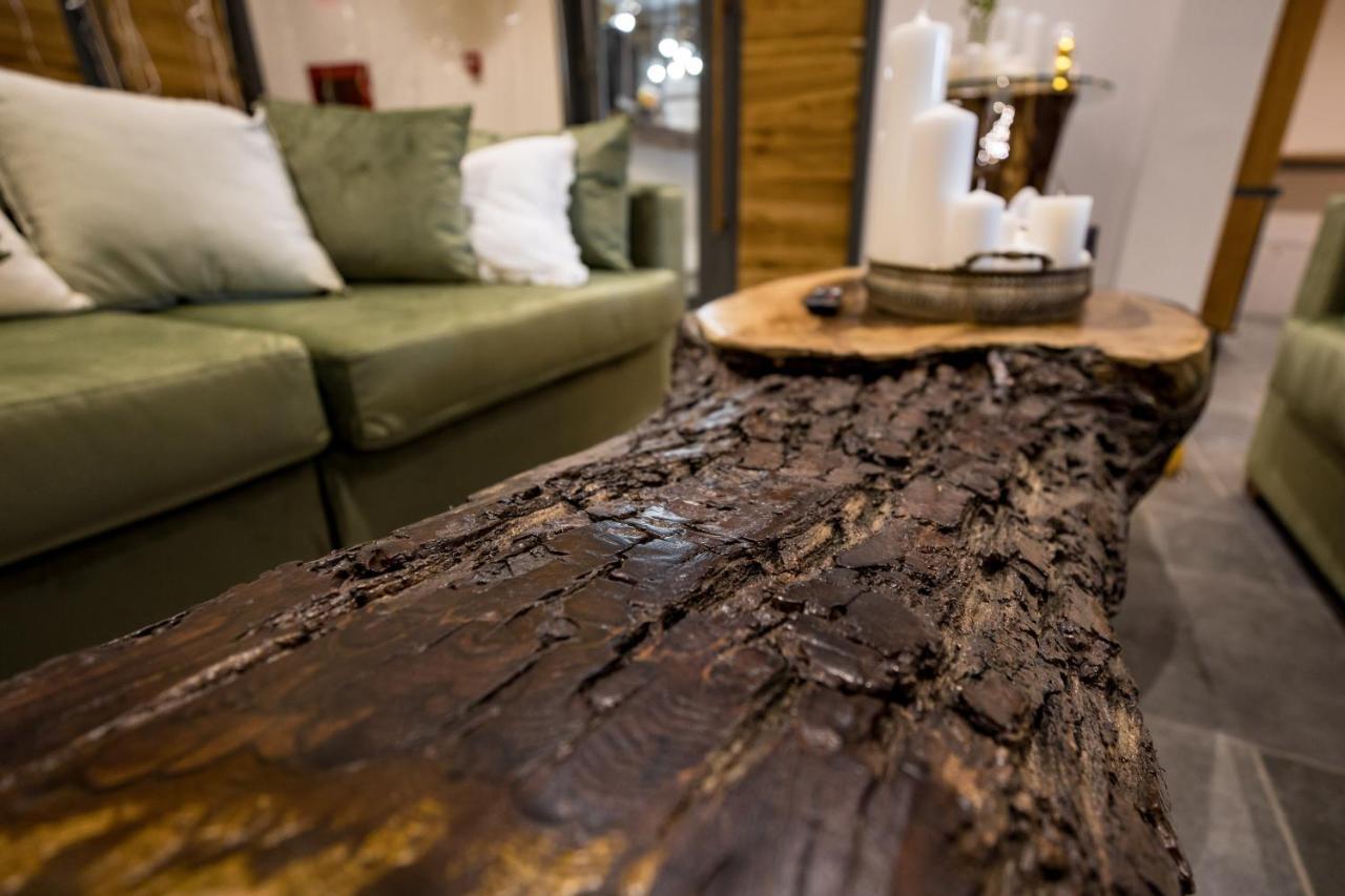 Casa Iustin Hotell Moroeni Exteriör bild