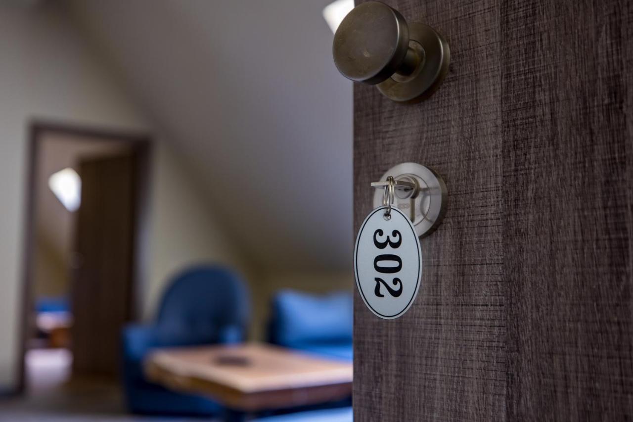 Casa Iustin Hotell Moroeni Exteriör bild