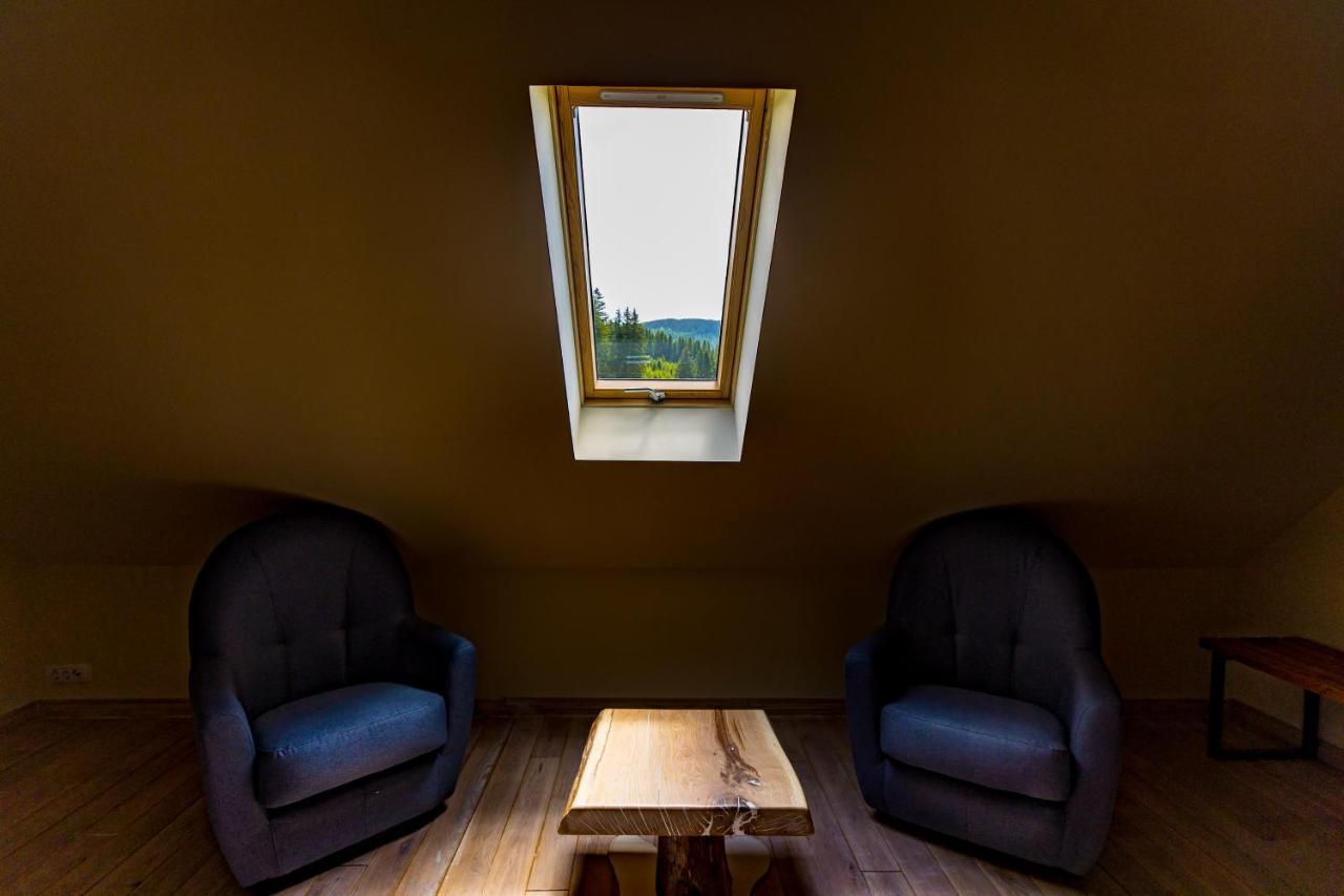 Casa Iustin Hotell Moroeni Exteriör bild