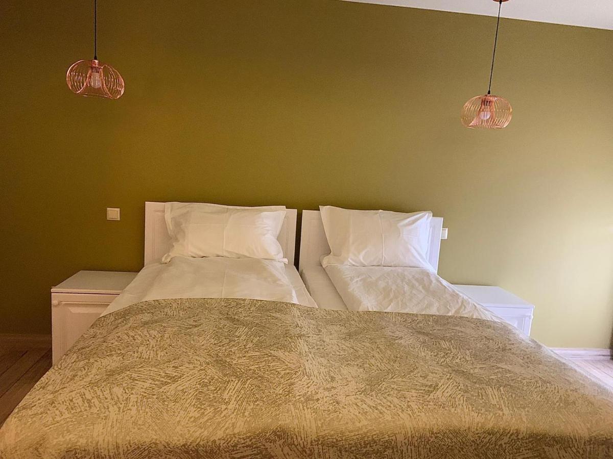 Casa Iustin Hotell Moroeni Exteriör bild