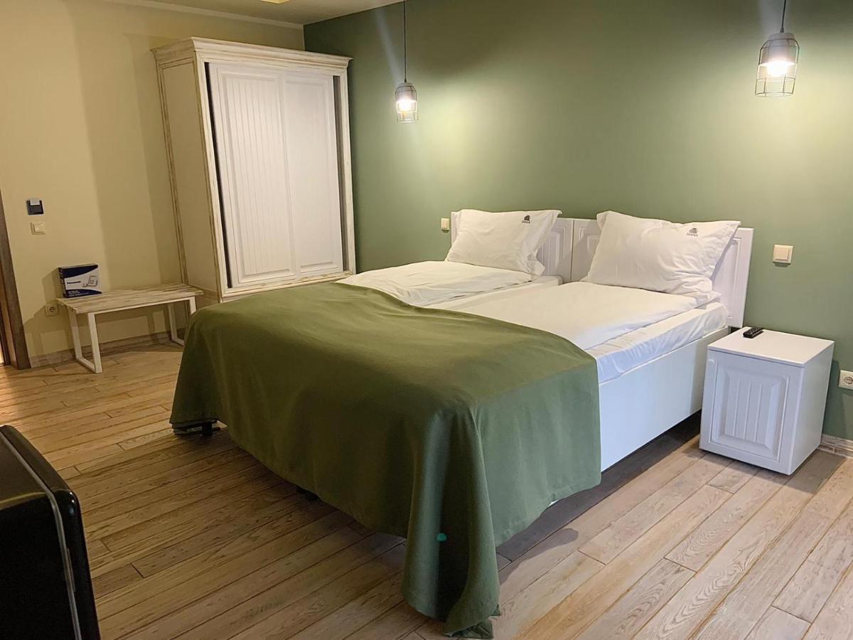 Casa Iustin Hotell Moroeni Exteriör bild