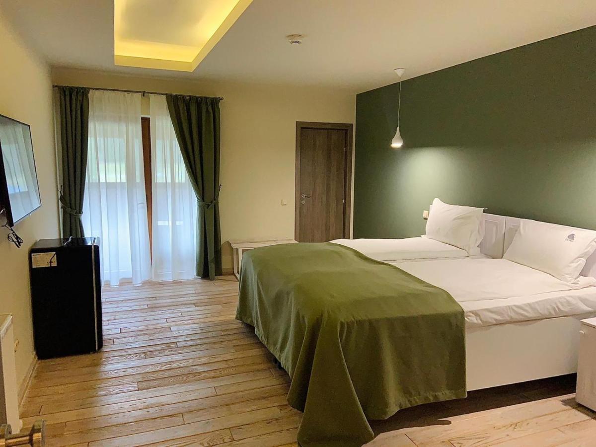 Casa Iustin Hotell Moroeni Exteriör bild