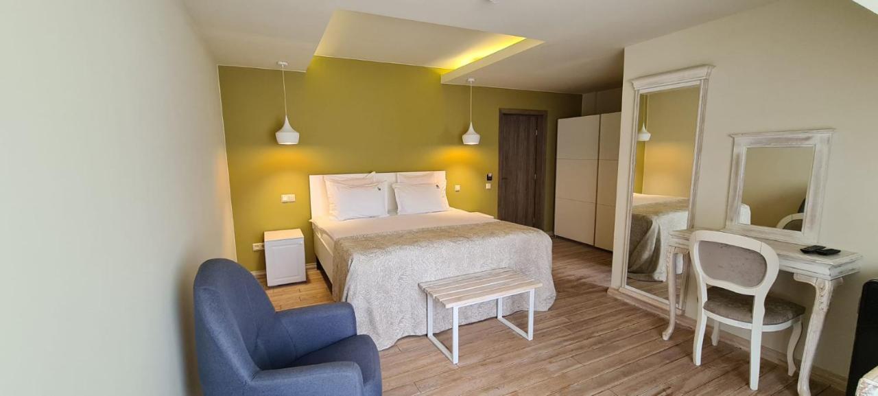 Casa Iustin Hotell Moroeni Exteriör bild