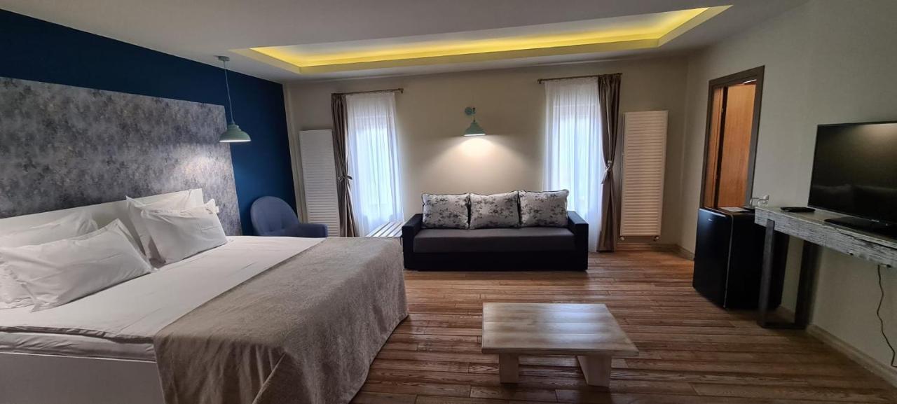Casa Iustin Hotell Moroeni Exteriör bild