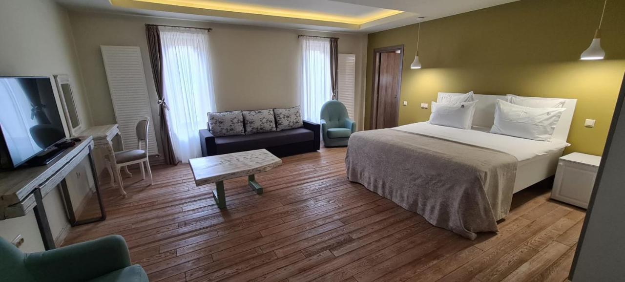 Casa Iustin Hotell Moroeni Exteriör bild