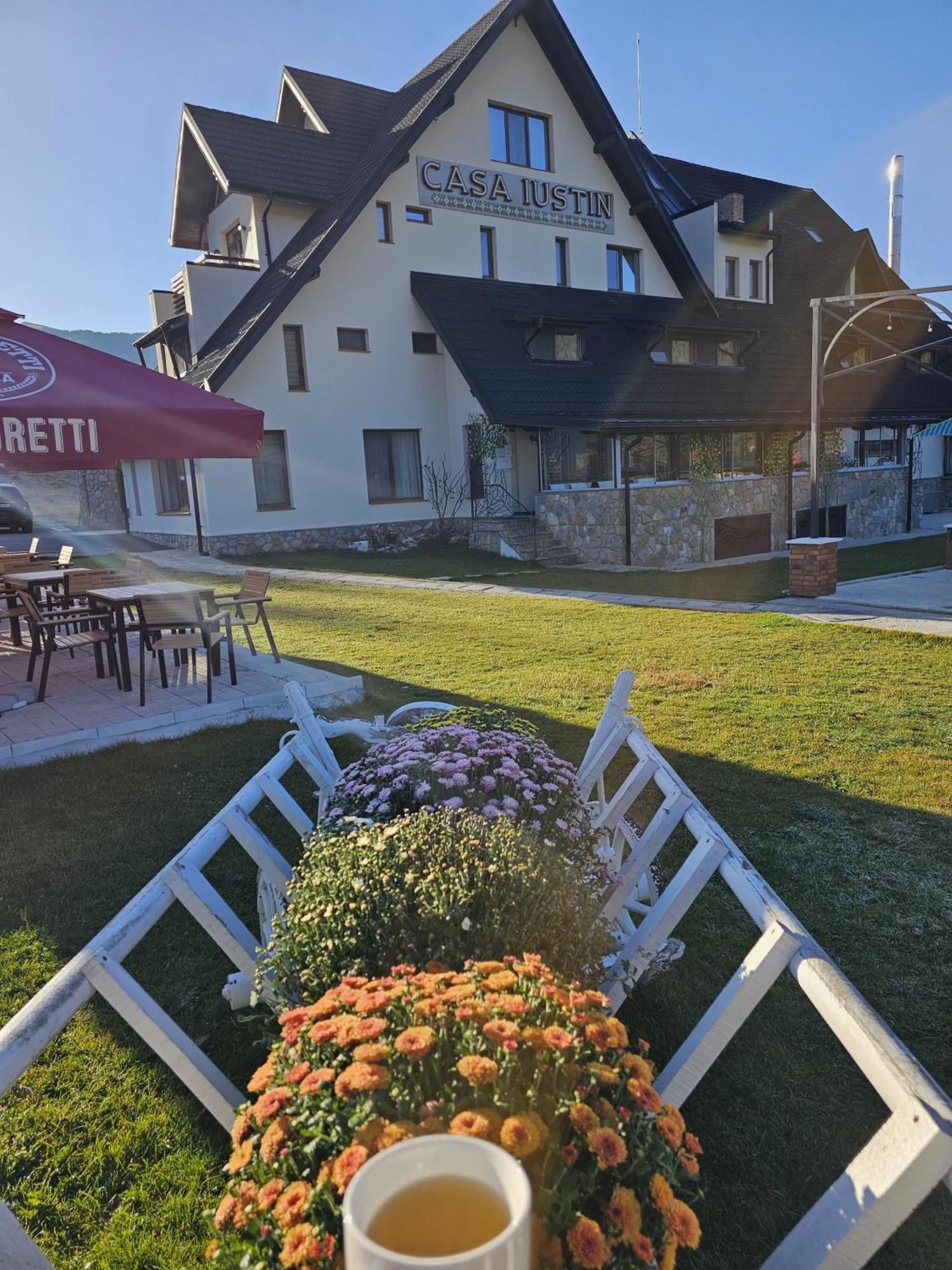Casa Iustin Hotell Moroeni Exteriör bild