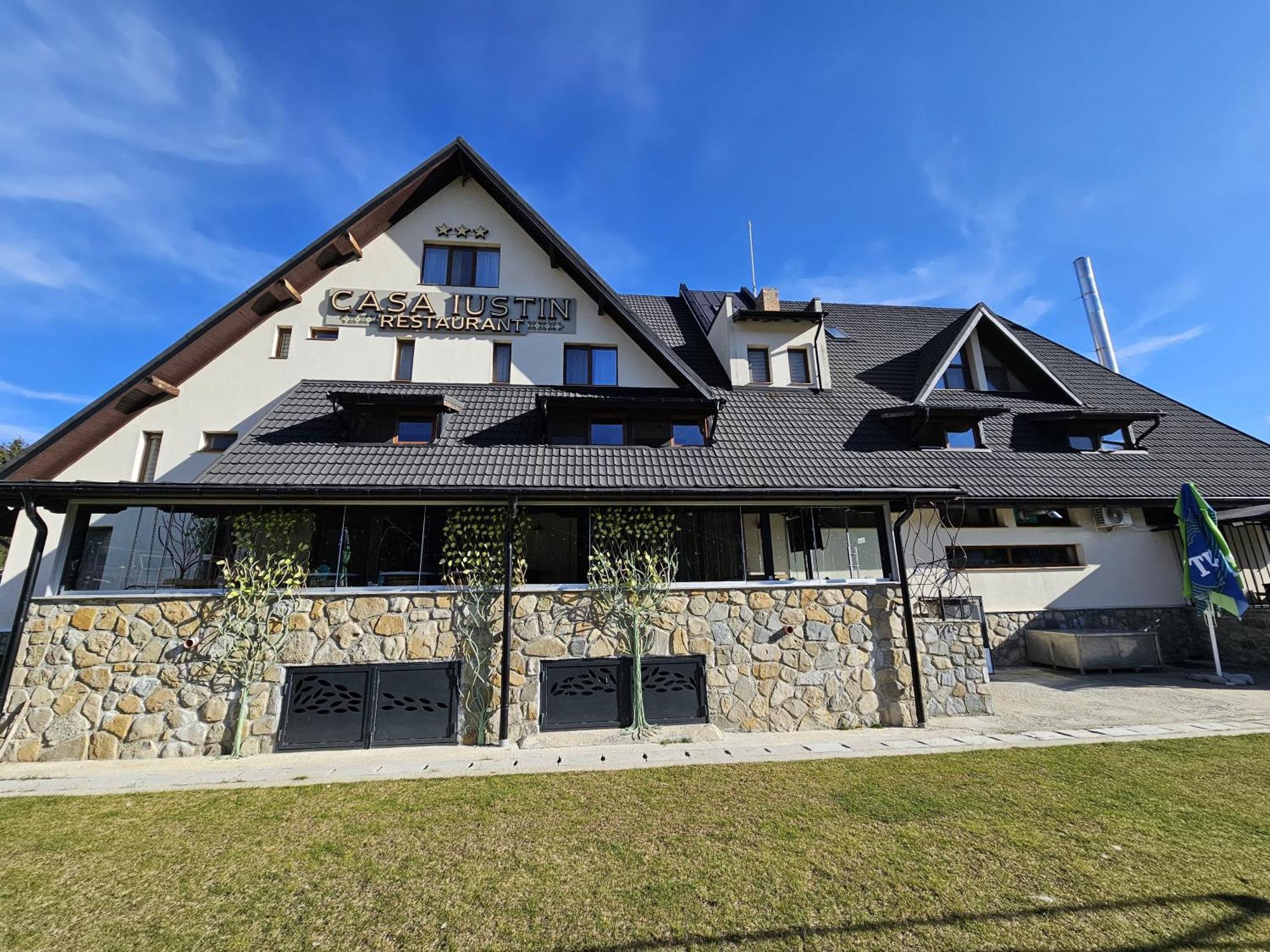 Casa Iustin Hotell Moroeni Exteriör bild