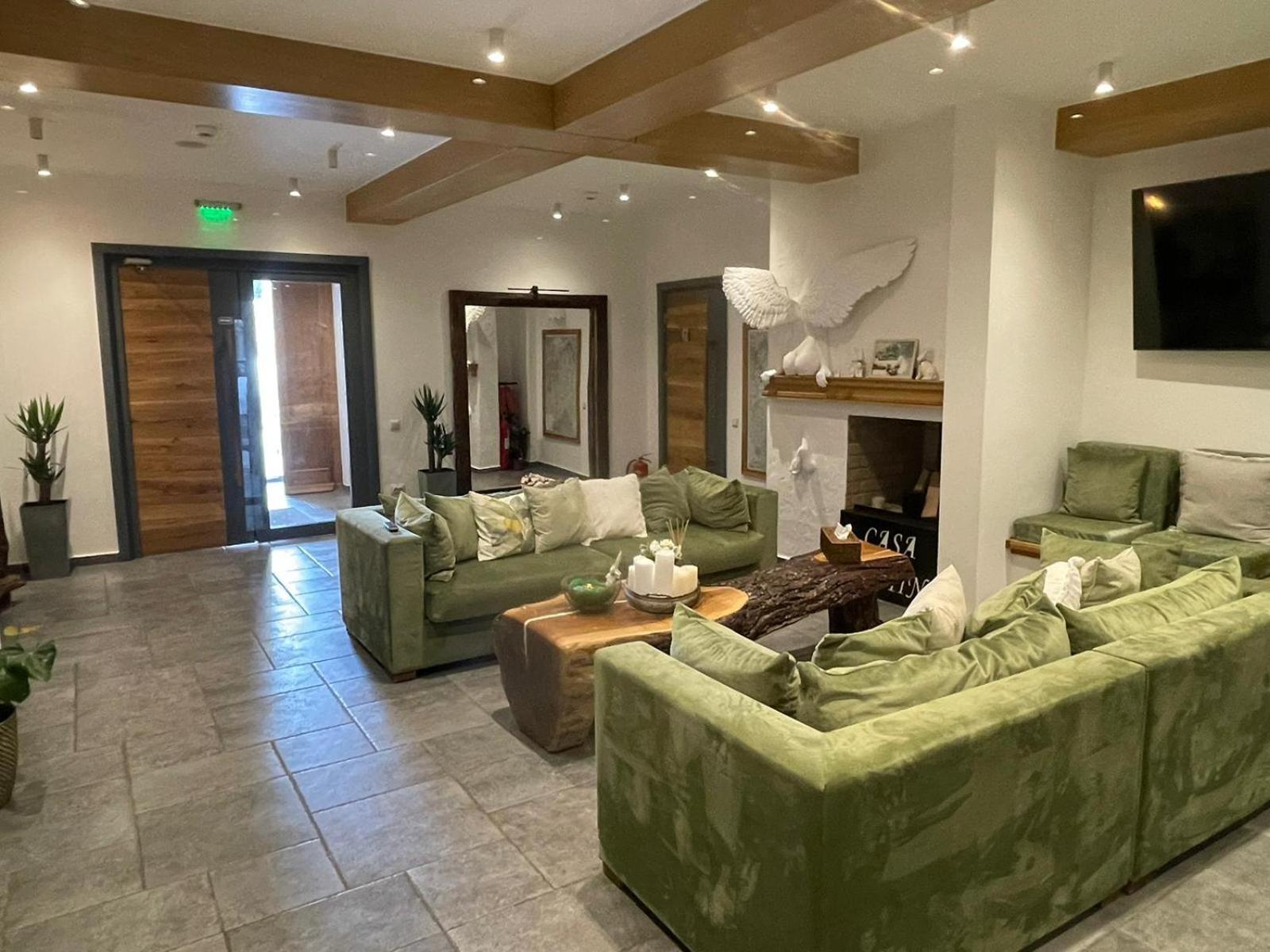 Casa Iustin Hotell Moroeni Exteriör bild