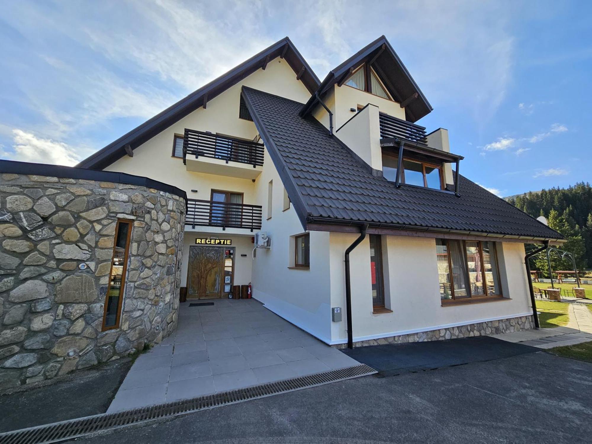 Casa Iustin Hotell Moroeni Exteriör bild